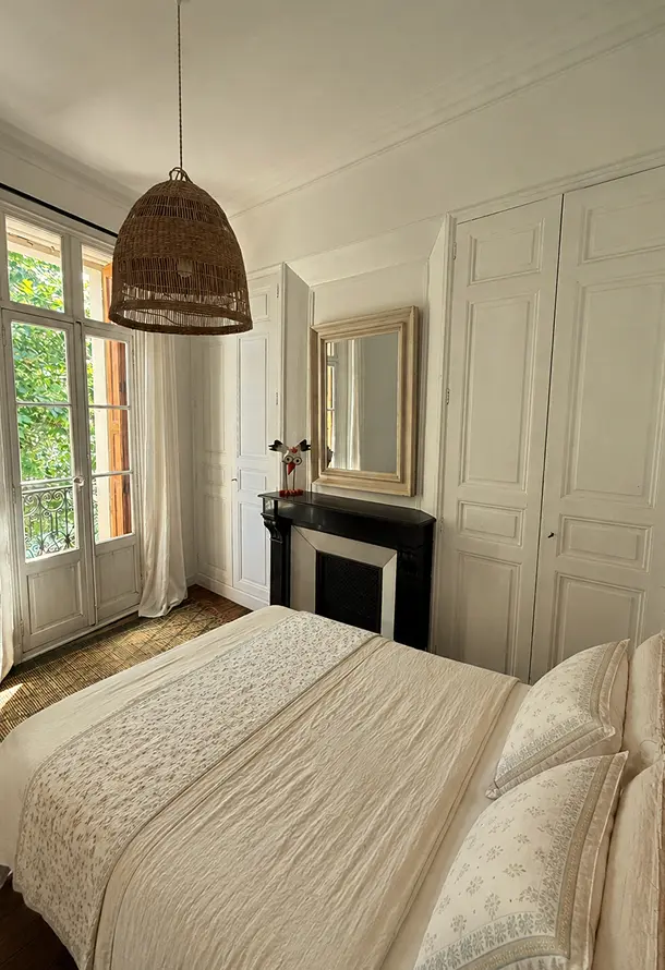 Chambre avec vue sur le port de Port-Vendres, cheminée décorative et parquet, location maison haut de gamme
