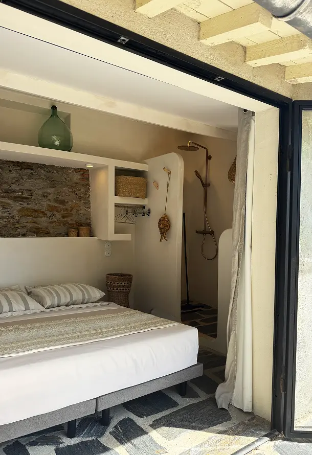 Chambre indépendante à l'extérieur donnant sur le jardin avec douche et climatisation, location de maison à Port-Vendres