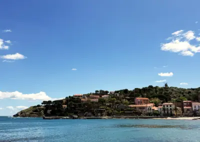Vue depuis la mer sur Collioure et son moulin, à 5 minutes de la maison de location à Port-Vendres