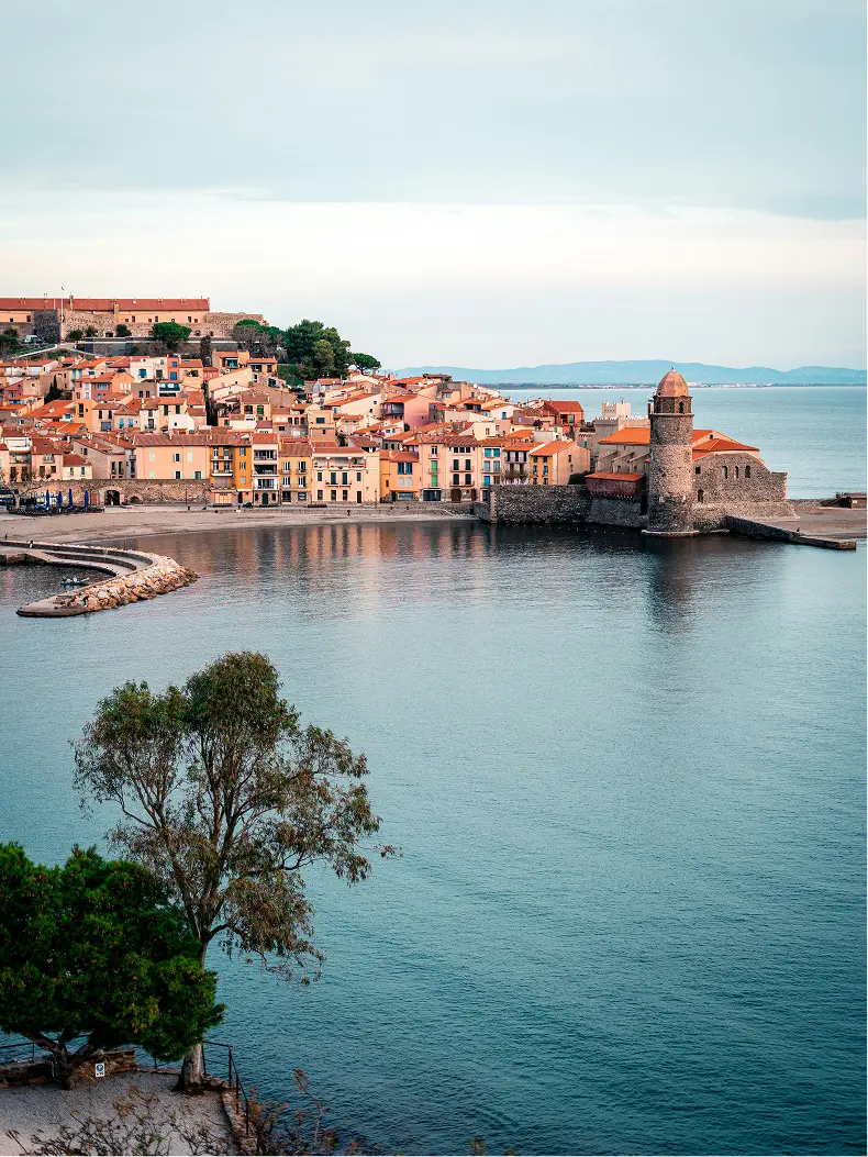 Vue panoramique sur Collioure et son église Notre-Dame-des-Anges, à 5 minutes de la maison de location à Port-Vendres