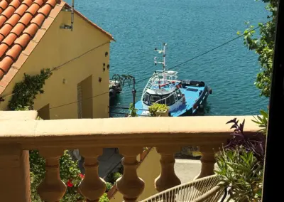 Balcon avec vue directe sur le port de Port-Vendres, location maison haut de gamme Côte Vermeille