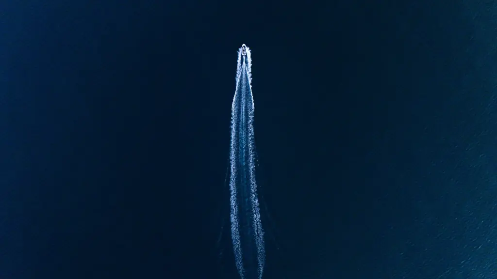 Hors-bord filant sur la Méditerranée depuis Port-Vendres, location idéale pour les amateurs de nautisme Côte Vermeille