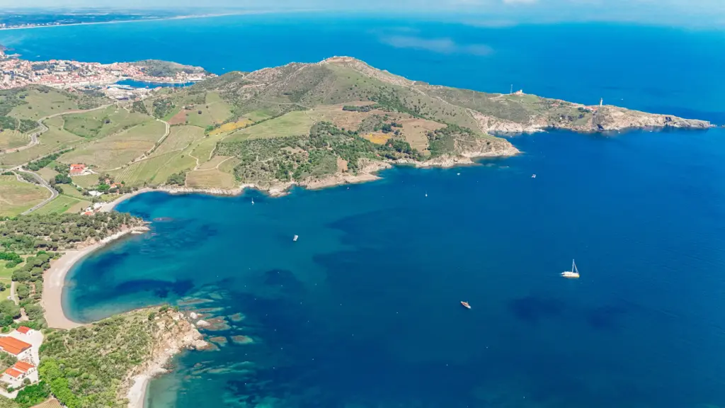 Vue aérienne de l'anse de Paulilles et du Cap Bear, plage sauvage à proximité de la maison de location à Port-Vendres