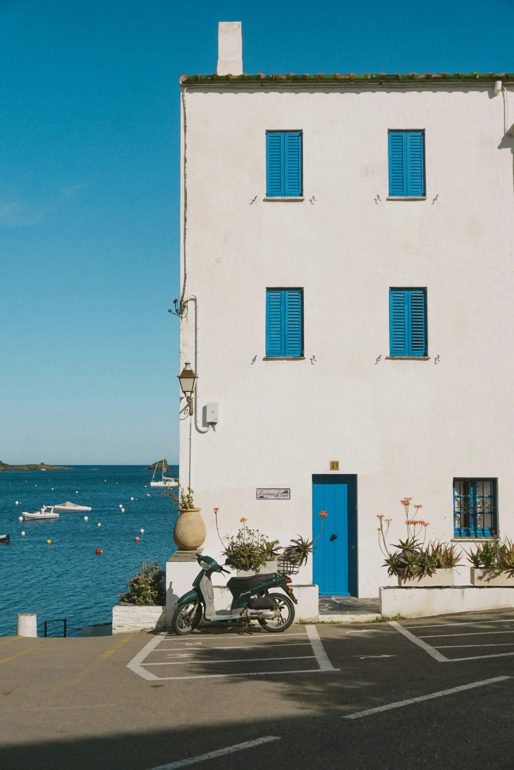 Maison blanche aux volets bleus en bord de mer à Cadaqués, escapade depuis la maison de location à Port-Vendres