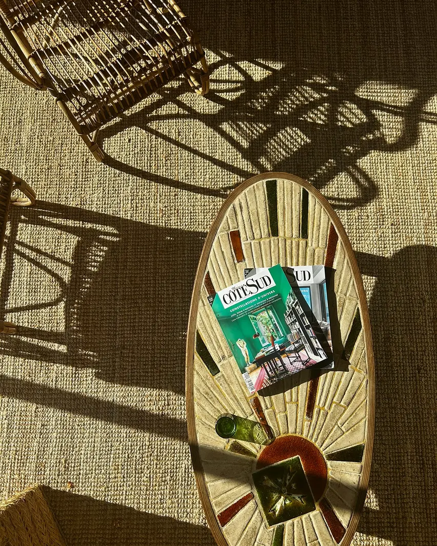 Salon ensoleillé avec fauteuil en rotin dans la maison de location à Port-Vendres, Côte Vermeille