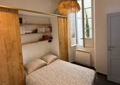 Chambre de l'appartement et bibliothèque intégrée dans l'appartement à louer à Port-Vendres