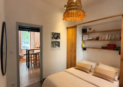 Chambre cosy avec lit double et bibliothèque intégrée dans l'appartement à louer à Port-Vendres