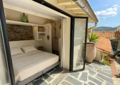 Cabanon indépendant avec douche ouvrant sur terrasse en pierre, location maison à Port-Vendres Côte Vermeille