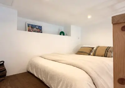 Mezzanine couchage avec lit double et parquet dans le studio à louer à Port-Vendres