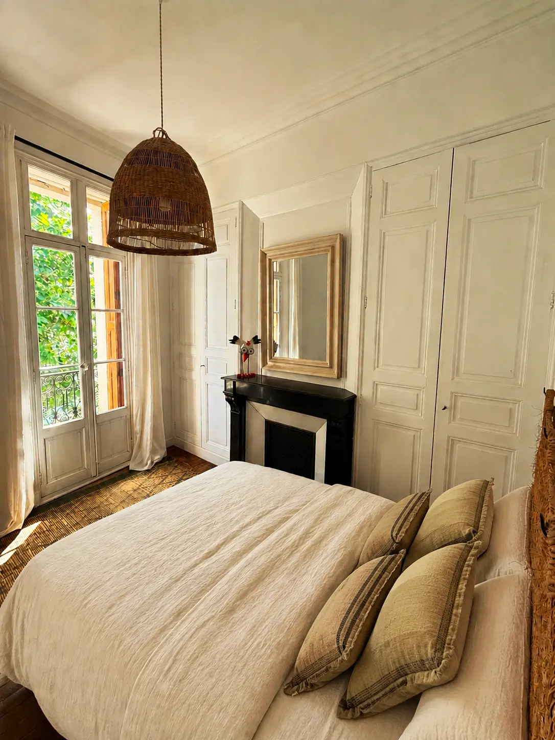 Chambre de caractère avec cheminée décorative et lustre en rotin, maison de location à Port-Vendres
