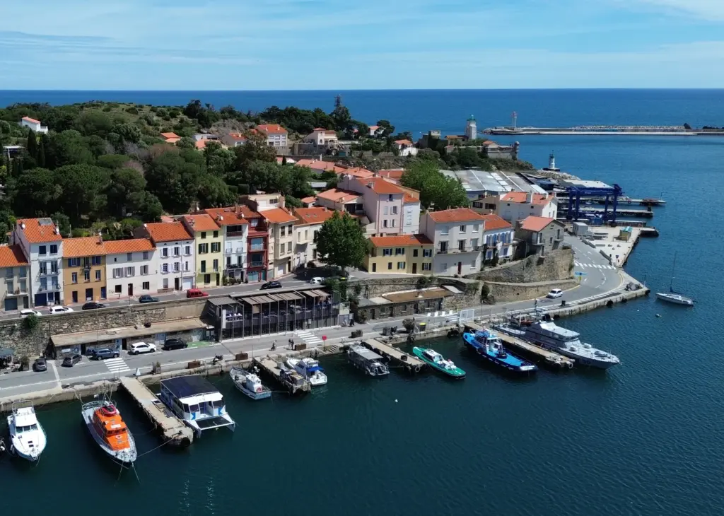 Club de plongée et quais de Port-Vendres vus du ciel, départs pour la réserve marine de Banyuls-sur-Mer