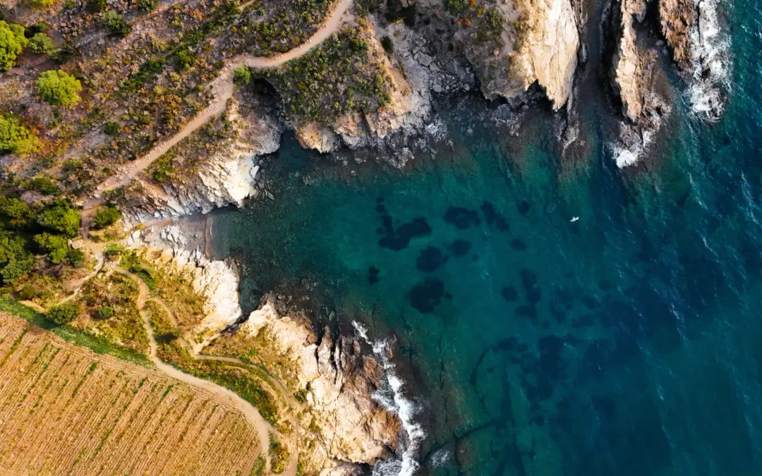 Les criques de la Côte Vermeille : comment les explorer depuis la mer