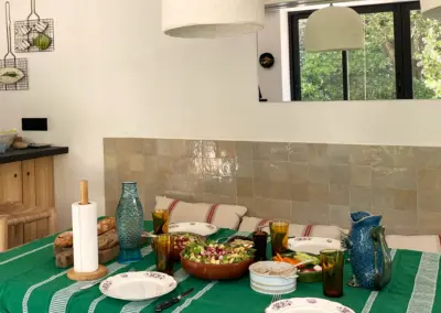 Salle à manger conviviale dressée pour un repas en famille dans la maison de location à Port-Vendres