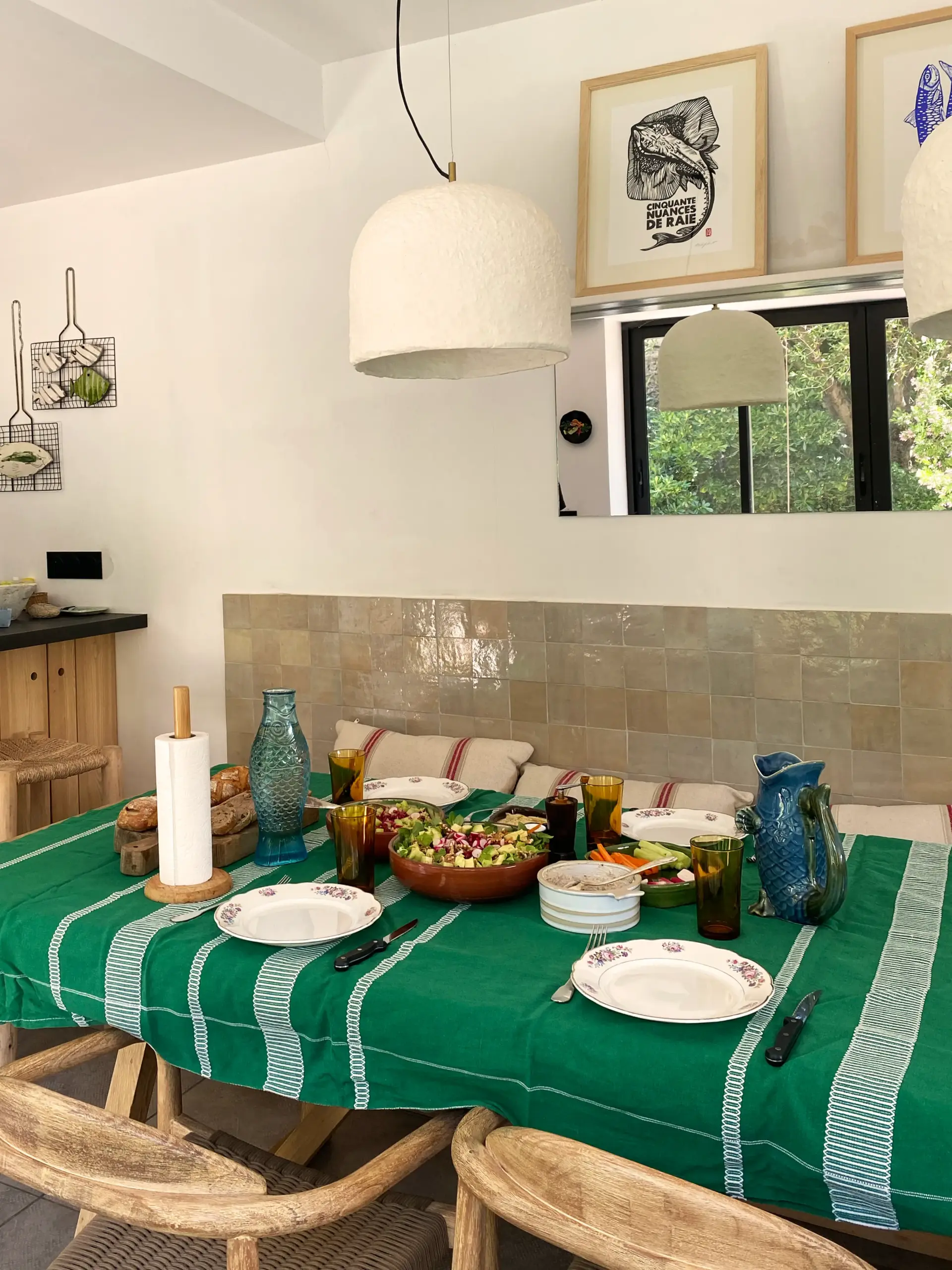 Salle à manger conviviale dressée pour un repas en famille dans la maison de location à Port-Vendres