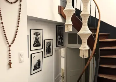 Escalier en colimaçon avec lustre macramé et galerie de photos dans la maison de location haut de gamme à Port-Vendres