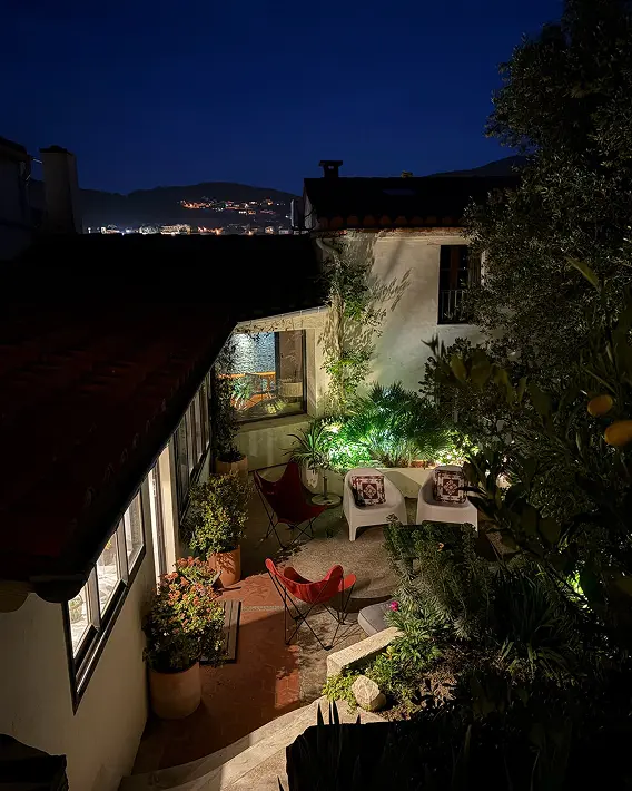 Terrasse et jardin illuminés en soirée avec vue sur Collioure, maison de location à Port-Vendres