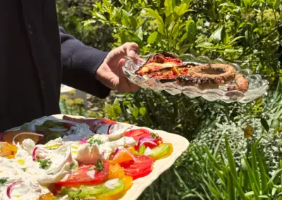 Repas estival dans le jardin de la maison de location à Port-Vendres, salade de tomates et burrata au soleil"