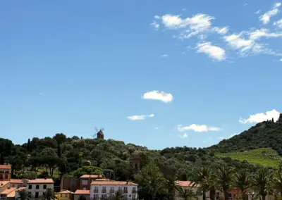 Plage de Collioure avec son moulin et ses palmiers, à 5 minutes de la maison de location à Port-Vendres