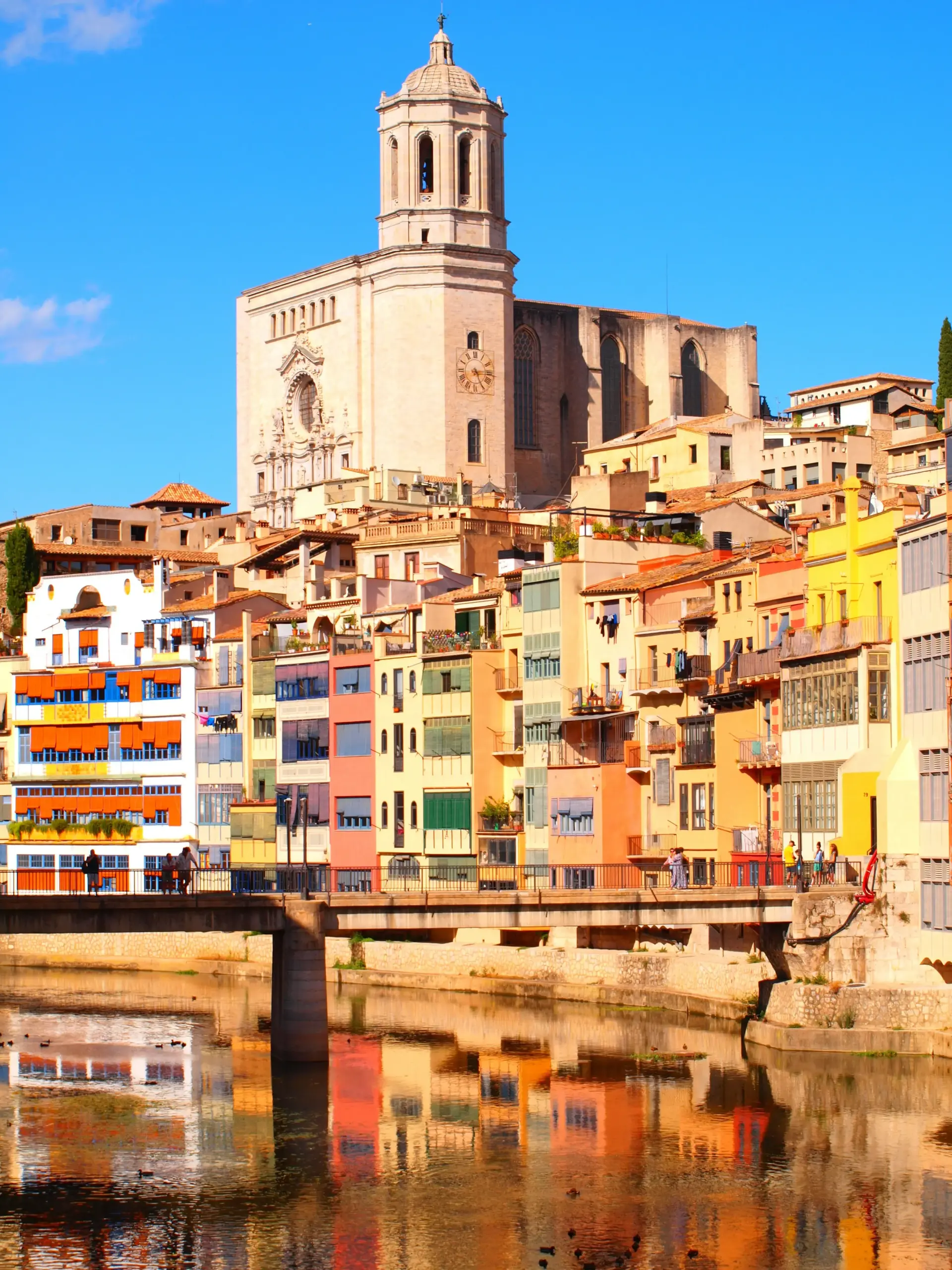 Façades colorées de Gérone et cathédrale au bord de l'Onyar, excursion depuis la maison de location à Port-Vendres