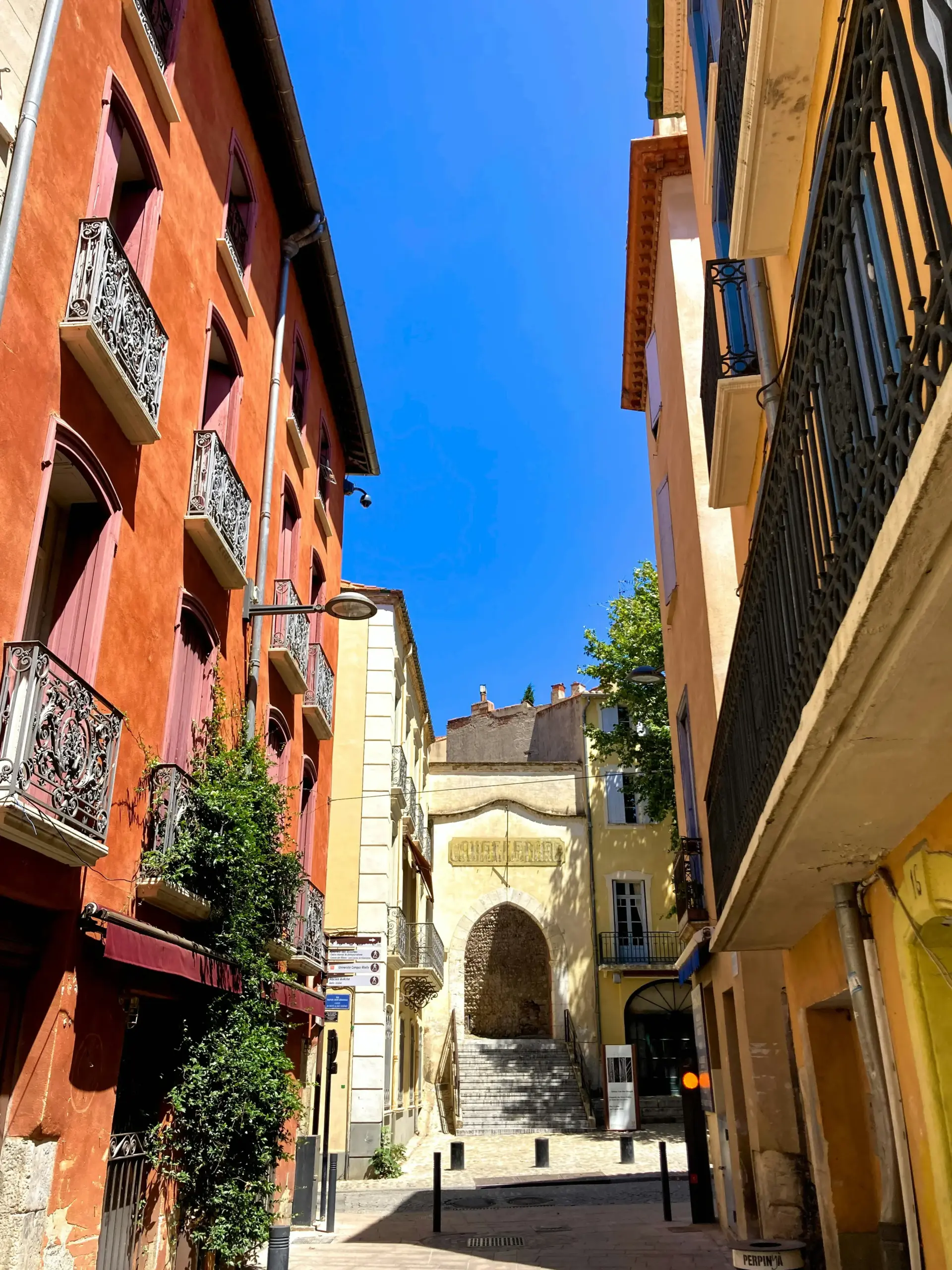 Ruelle colorée du centre historique de Perpignan, à 30 minutes de la maison de location à Port-Vendres
