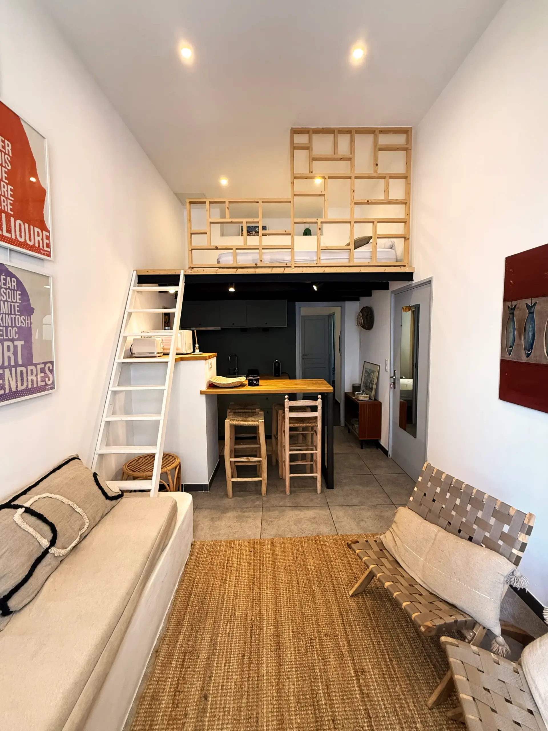 Pièce à vivre de l'appartement avec cuisine équipée et mezzanine couchage, location à Port-Vendres