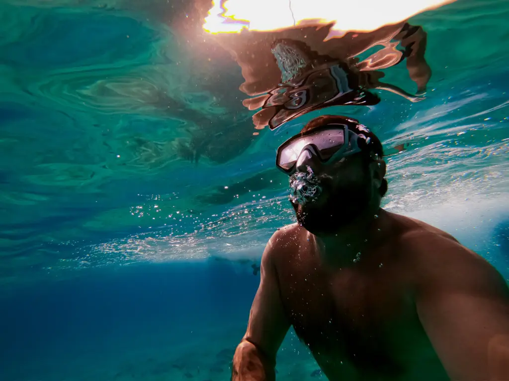 Snorkeling dans les eaux turquoise de la Côte Vermeille, activité depuis la maison de location à Port-Vendres
