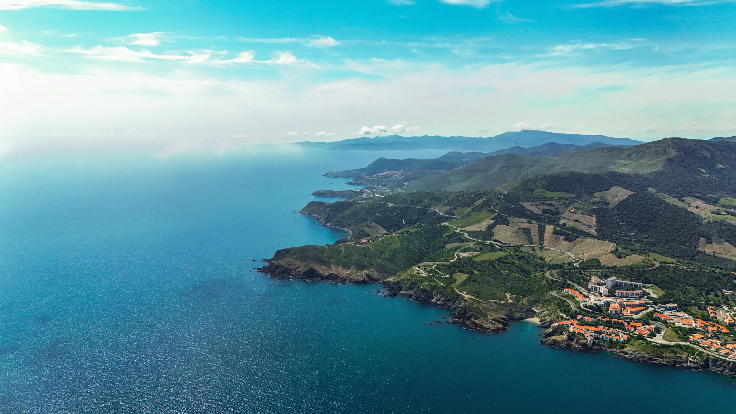 Vue aérienne de la Côte Vermeille et réserve marine de Banyuls-sur-Mer, entre mer et montagne