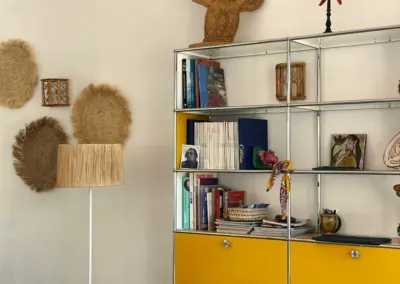 Décoration intérieure bohème et étagère design dans le salon de la maison de location à Port-Vendres