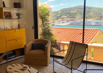Salon avec vue panoramique sur le port de Port-Vendres, maison de location haut de gamme Côte Vermeille