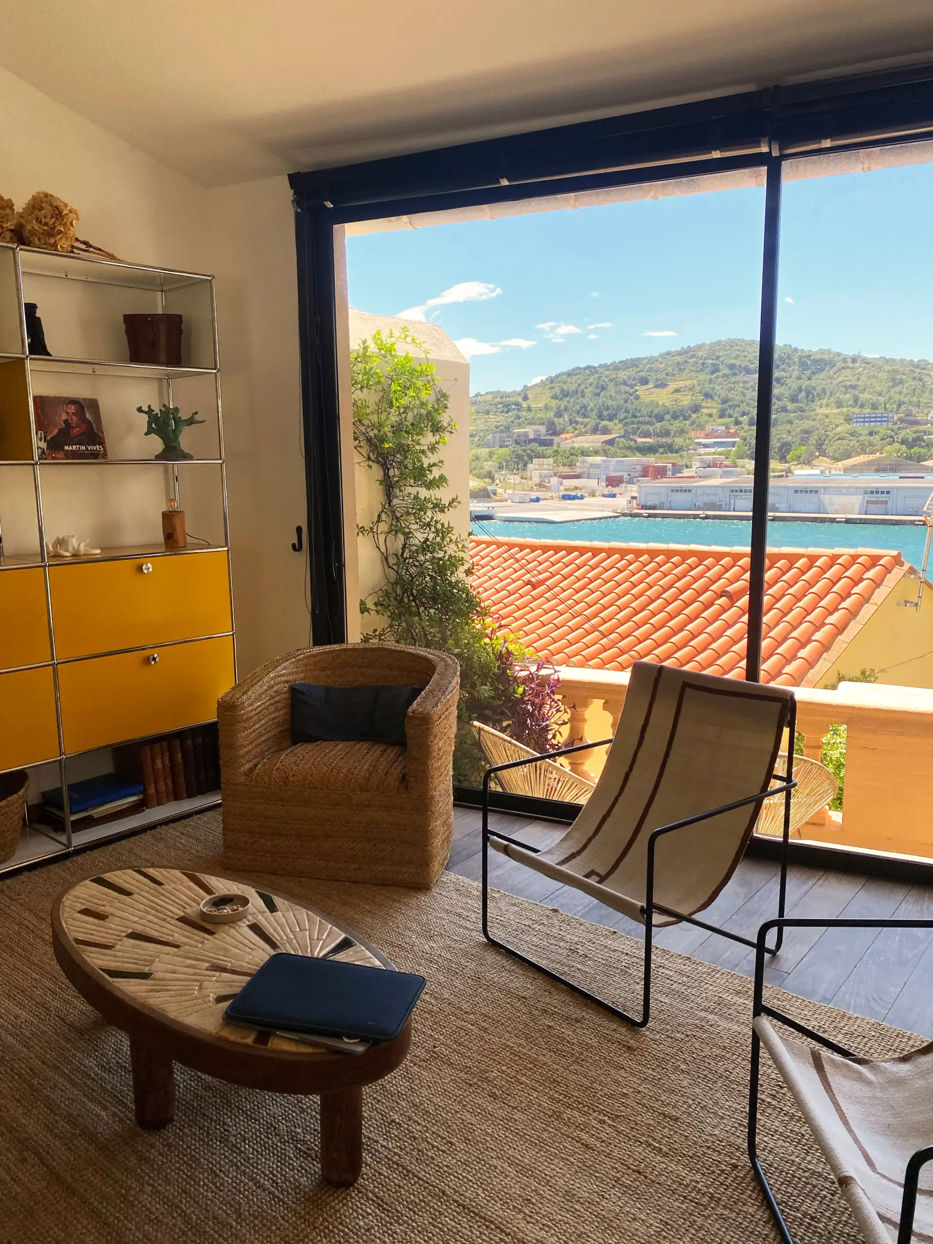 Salon avec vue panoramique sur le port de Port-Vendres, maison de location haut de gamme Côte Vermeille