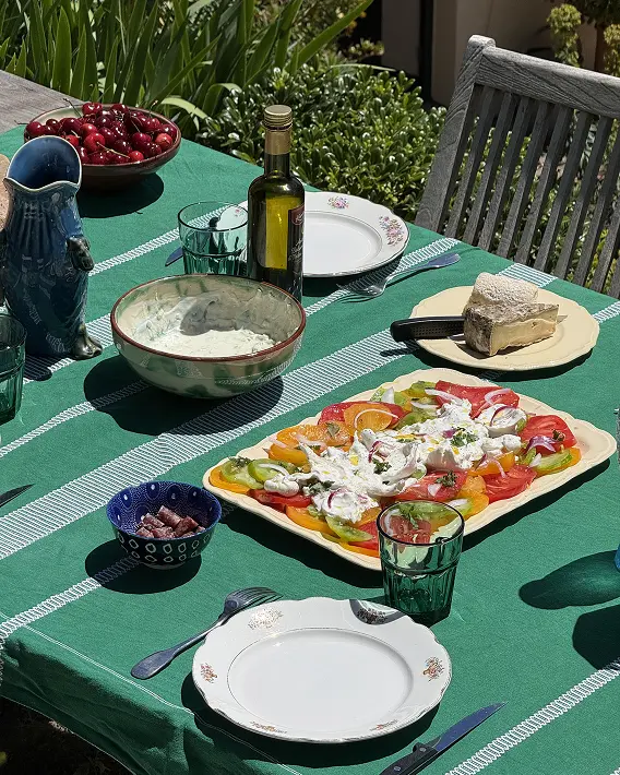 Déjeuner en plein air dans le jardin de la maison de location à Port-Vendres, repas en famille ou entre amis