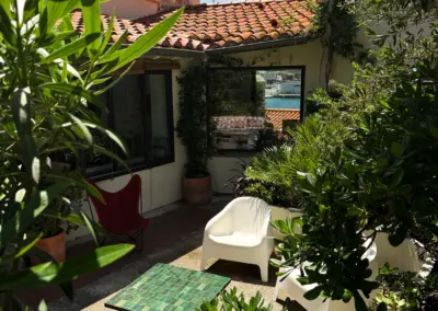 Jardin verdoyant avec coin détente et vue sur le port, maison de location à Port-Vendres Côte Vermeille
