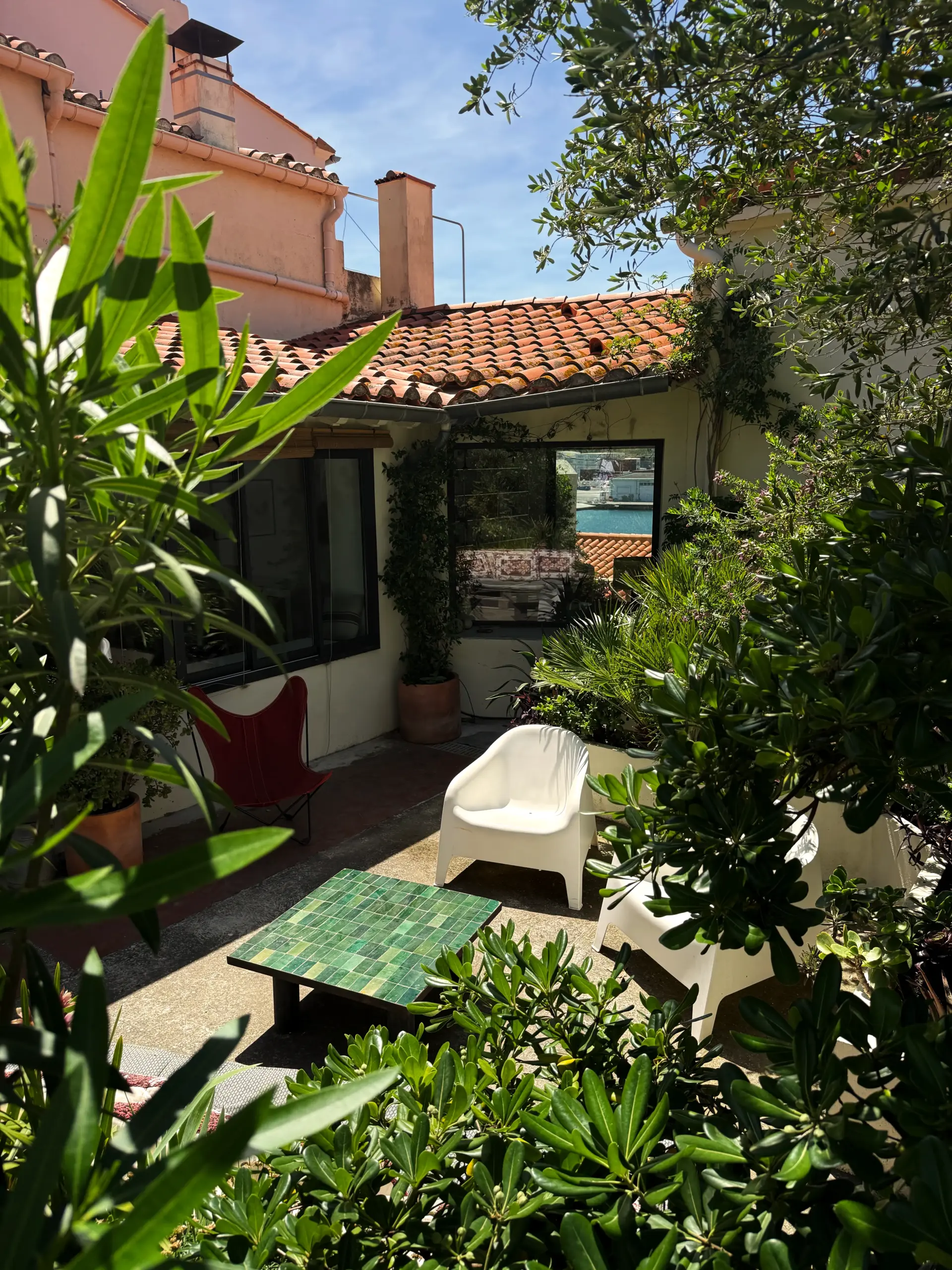 Jardin verdoyant avec coin détente et vue sur le port, maison de location à Port-Vendres Côte Vermeille