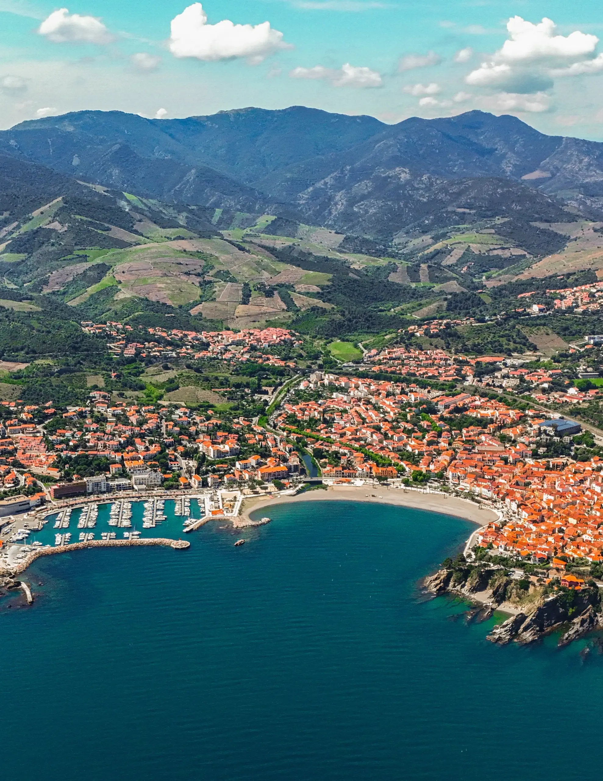 Location_portvendres_collioure_vue_banyuls Vue aérienne de Banyuls-sur-Mer et sa plage, à 10 minutes de la maison de location à Port-Vendres