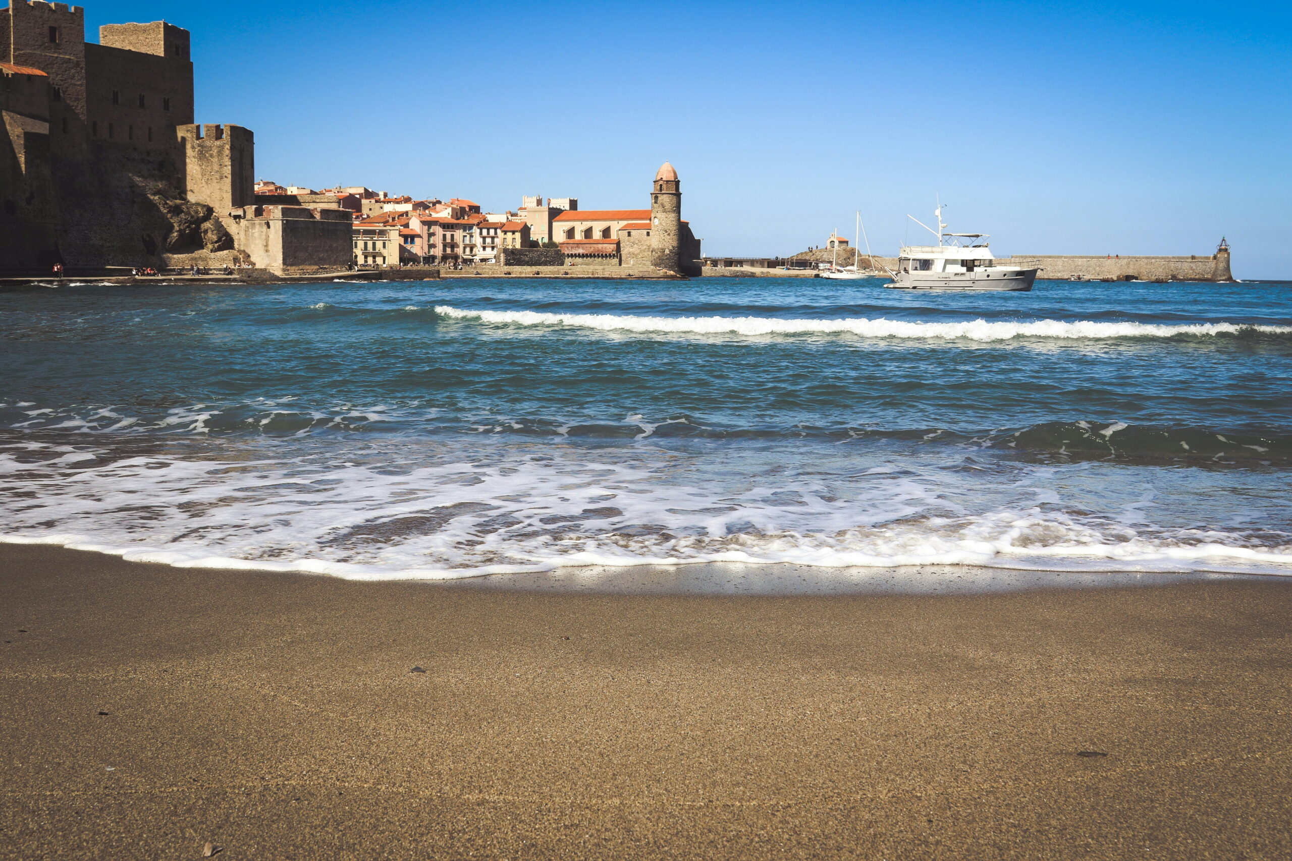 Plage et château royal de Collioure avec son église, à 5 minutes de la maison de location à Port-Vendres