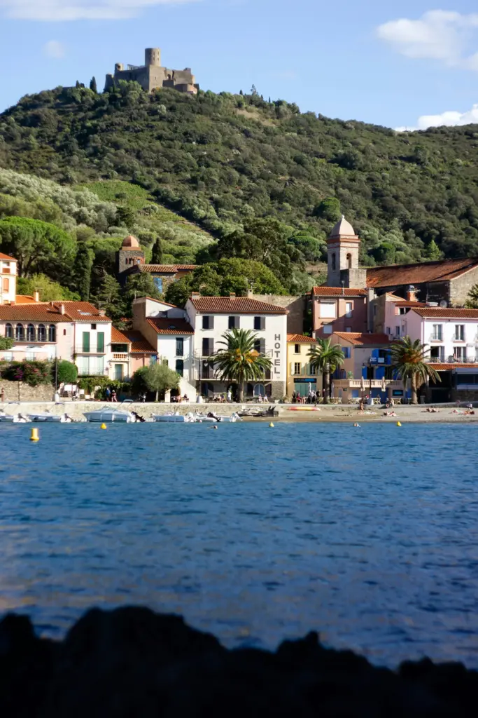 Fort Saint-Elme et village de Collioure depuis la mer, à 5 minutes de la maison de location à Port-Vendres