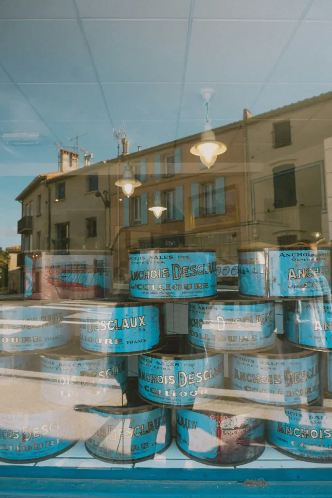 Anchois Desclaux de Collioure en vitrine, spécialité locale à découvrir depuis la maison de location à Port-Vendres